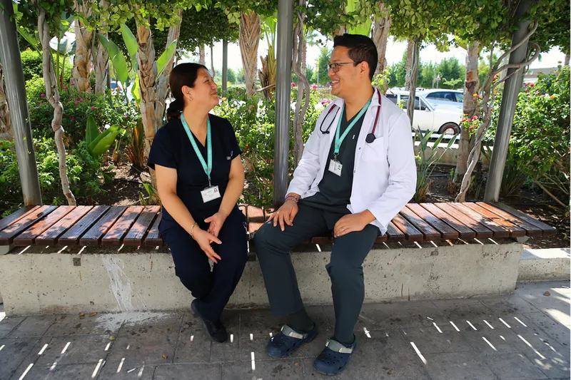 Genç doktorun mesai arkadaşı, aynı bölümde görev yapan hemşire annesi