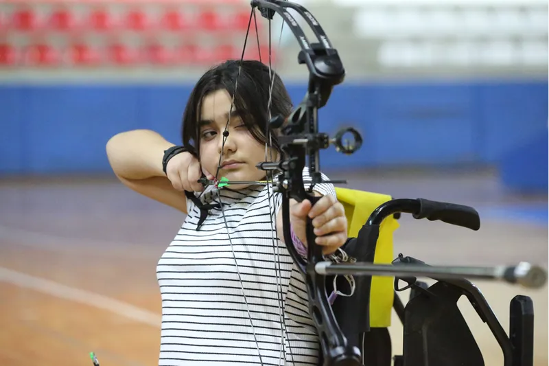 Depremde bacaklarını kaybeden para okçu Feyza Nur