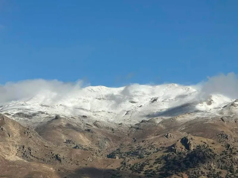 Kaş ilçesinde yüksek kesimlere kar yağdı