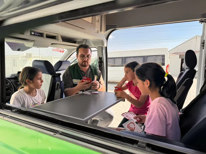 Yeşilay karavan etkinlikleriyle afetzede çocukları bağımlılıklara karşı bilinçlendiriyor
