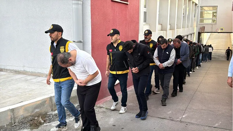 Adana merkezli 23 ilde düzenlenen dolandırıcılık operasyonunda 22 zanlı tutuklandı