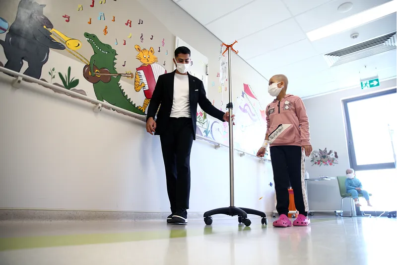 Sahada rahatsızlanınca lösemi olduğunu öğrenen genç hastalığı yenip iş hayatına atıldı