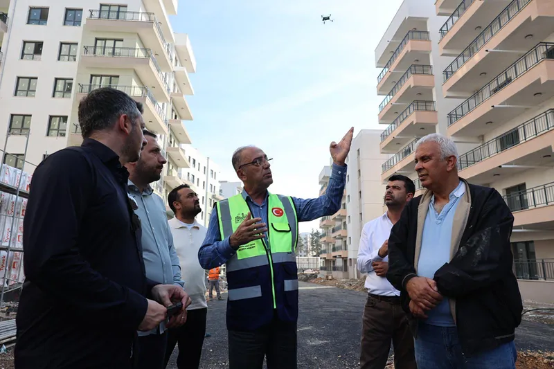 Antakya Belediye Başkanı Yapar, inşası süren deprem konutlarını inceledi