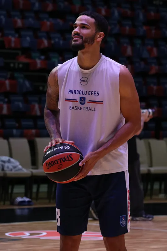 Anadolu Efes, yarın Antalya