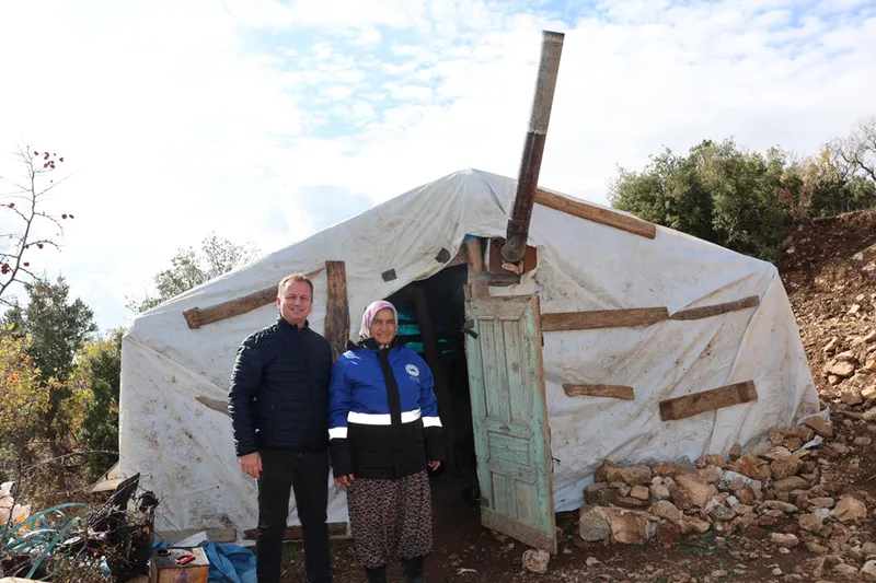 Gülnar Belediyesi, hayvan yetiştiricilerine mont hediye etti