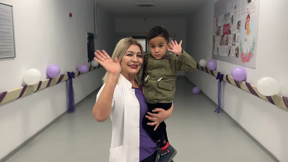 Hayata tutunan minik Oğuzhan’dan Dünya Prematüre Günü’nde doktoruna çiçek