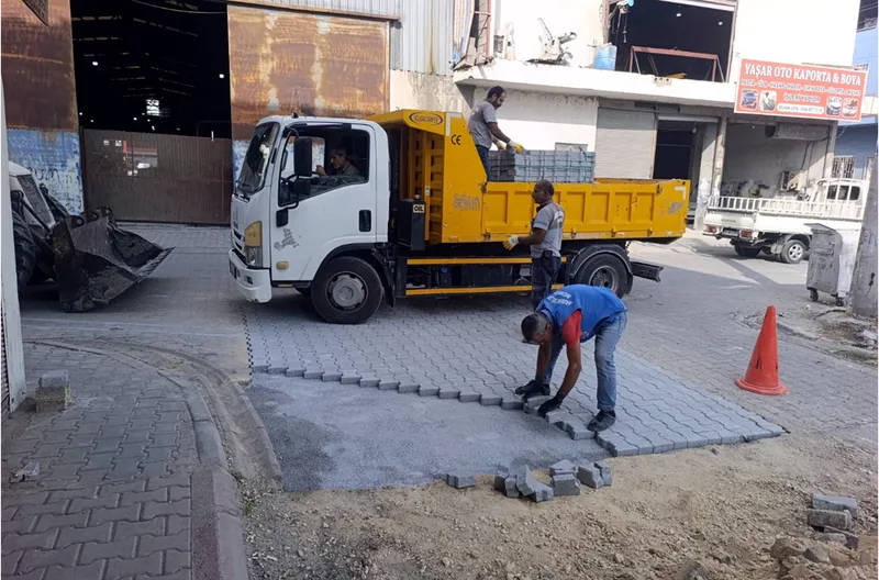 Akdeniz ilçesinde sokaktaki yollarda yenileme çalışmaları sürdü