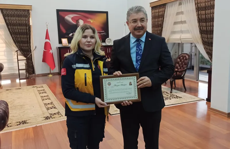 Telefonda anlattığı Heimlich manevrasıyla hayat kurtaran sağlık personeli ödüllendirildi