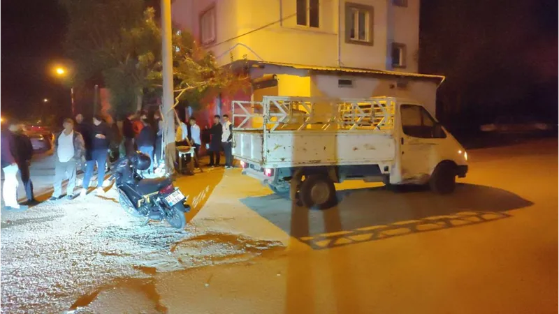 Kozan ilçesinde kamyonetle çarpışan motosikletin sürücüsü yaralandı
