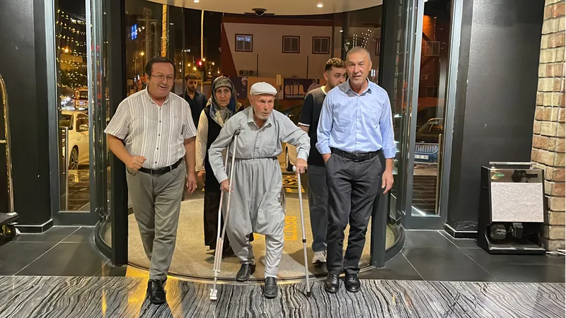 Mersinli Adil Canıtez 100. yaşını çocukları ve torunlarıyla kutladı