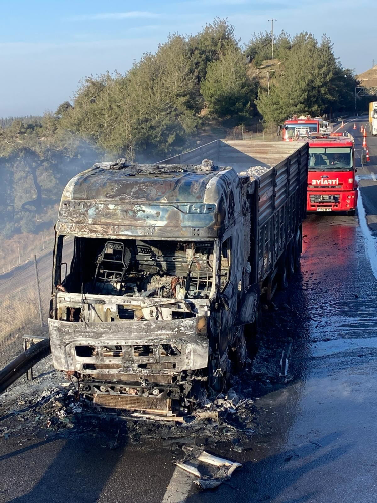 Osmaniye’de otoyolda alev alan TIR yandı