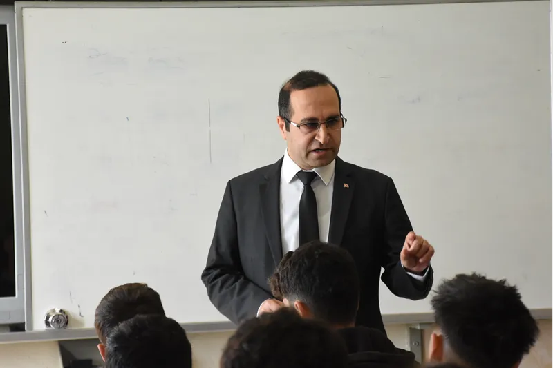 Görme engelli öğretmen, azmiyle öğrencilerine örnek oluyor