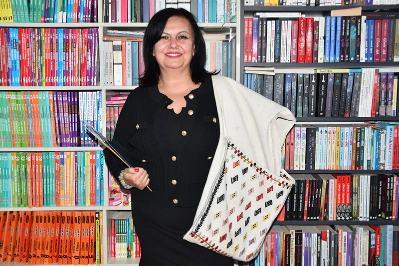 Emekli öğretmen omzuna astığı çantasındaki kitapları kırsaldaki öğrencilere ulaştırıyor