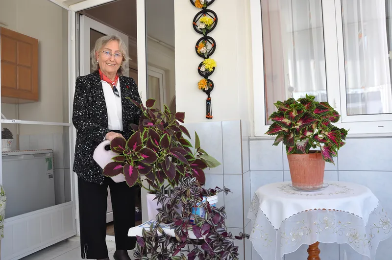 ZİRVEDEKİ İSİMLERİN EMEKTAR ÖĞRETMENLERİ - Gezeravcı uzaya gitmeden Mukaddes öğretmenden helallik aldı, dönünce elini öptü