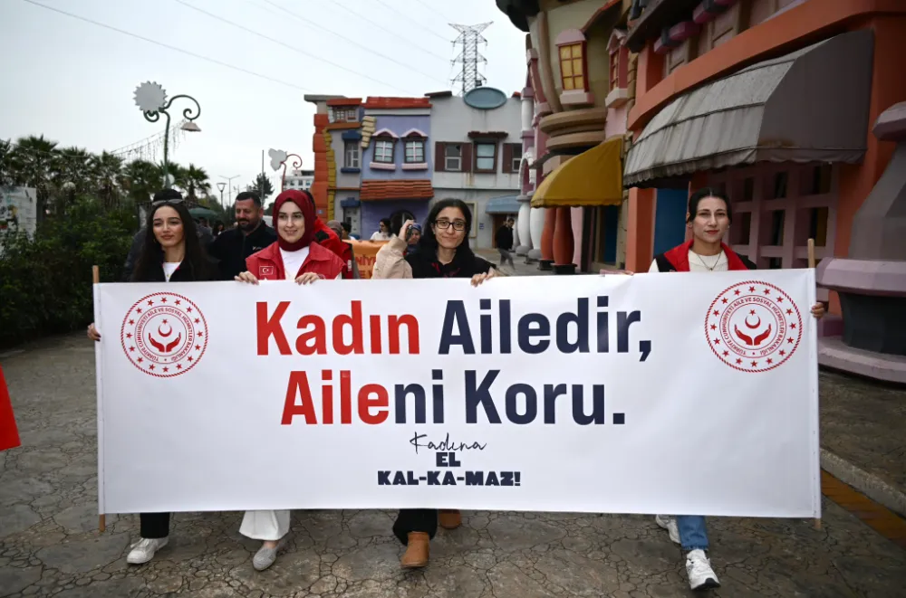 Kadına yönelik şiddete karşı farkındalık yürüyüşü 