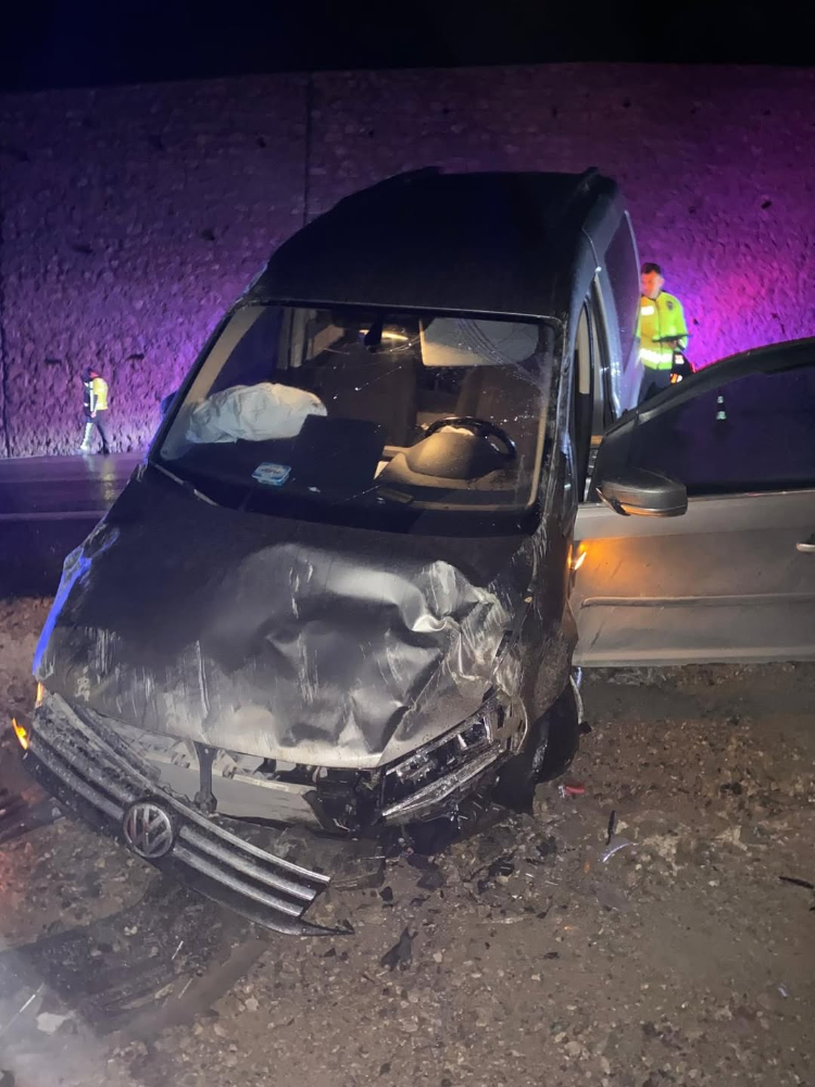 Osmaniye’de hafif ticari araç refüje düştü: 2 yaralı