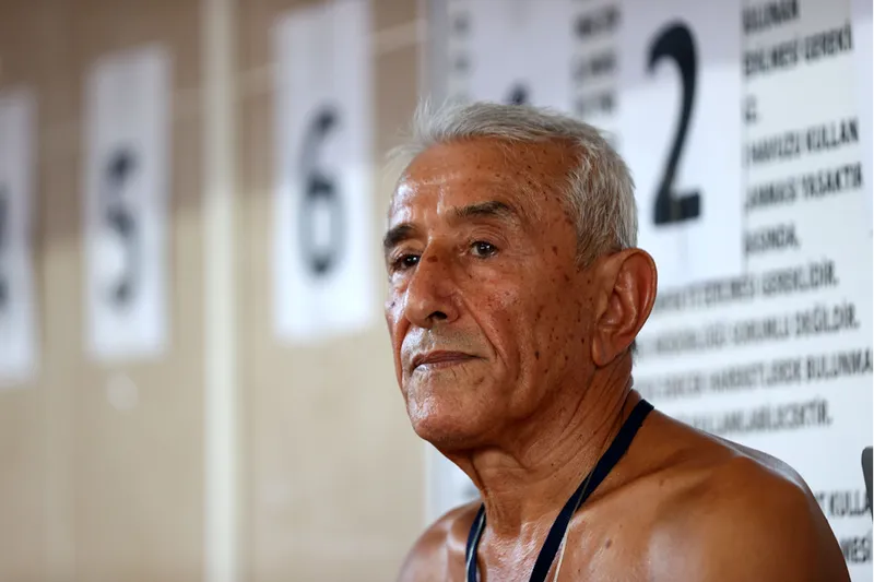 Su kanalında yüzmeyi öğrendi, sırtüstü yarışlarında rakiplerine şans tanımıyor