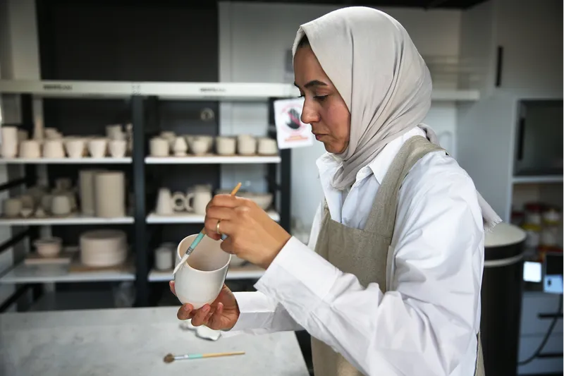 Sanat tarihçisi kadın, kurduğu atölyeyle seramik sevgisini mesleğe dönüştürdü