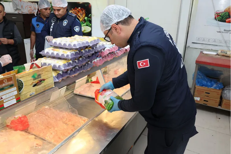 Akdeniz ilçesinde gıda ürünü satan işletmeler denetlendi 