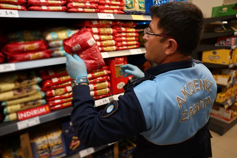 Akdeniz ilçesinde son kullanma tarihi geçmiş gıda ürünleri ele geçirildi 