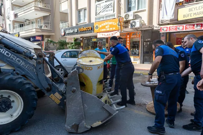 Yenişehir ilçesinde kaldırımı işgal eden malzemeler toplandı