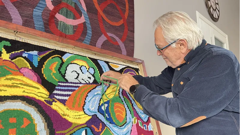 Annesinin halı tezgahında öğrendiği dokumayı akademik kariyerine taşıdı