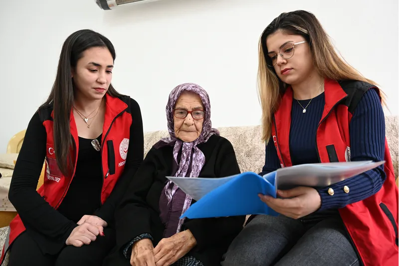 Cumhuriyet ile yaşıt Rana nine, Atatürk