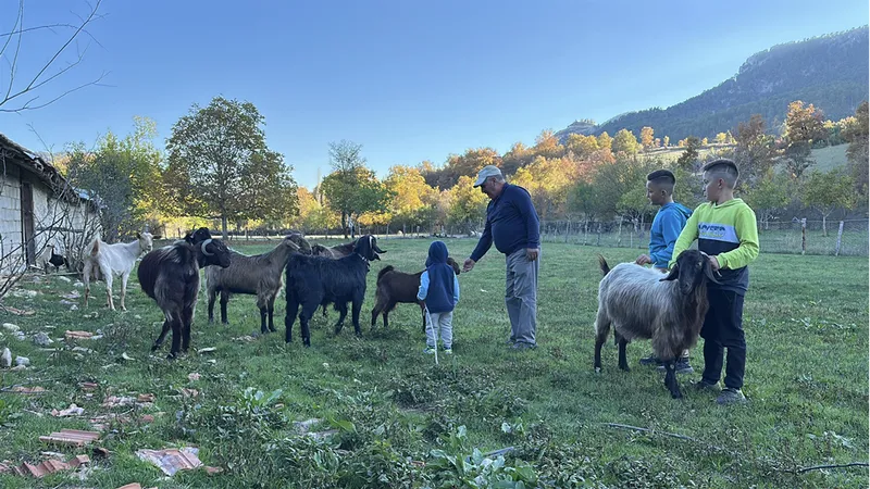 Ispartalı çoban mesleğini ikiz torunlarına da öğretmeye çalışıyor