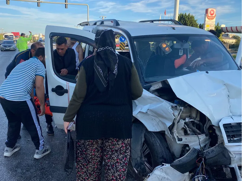 Serik’te 2 aracın çarpıştığı kazada 4 kişi yaralandı