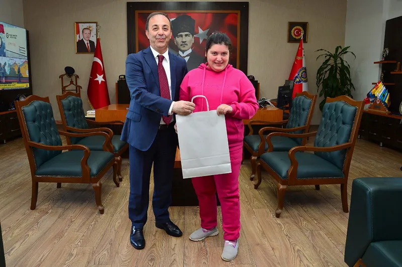 Adana İl Emniyet Müdürü Arıkan polislerin özel gereksinimli çocuklarını ağırladı