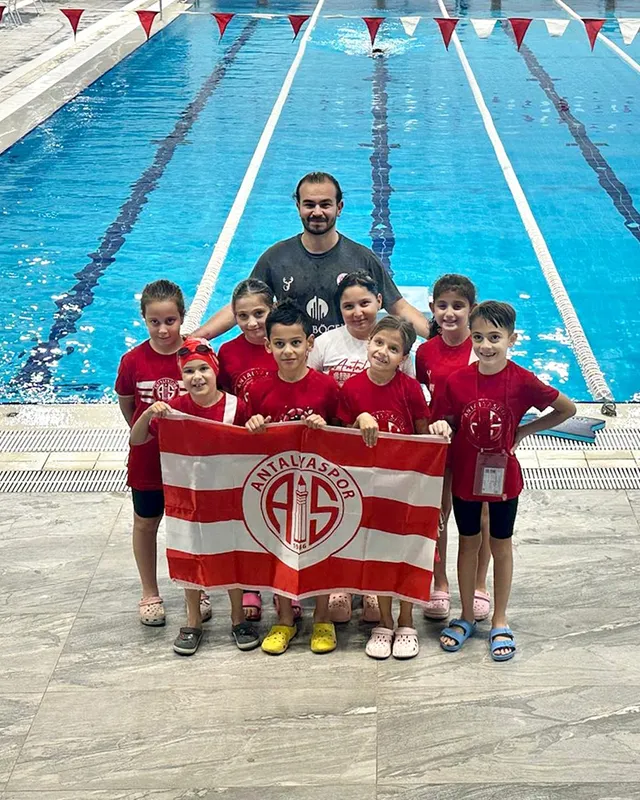 Antalyasporlu çocuklar yüzme şenliklerinde yarıştı