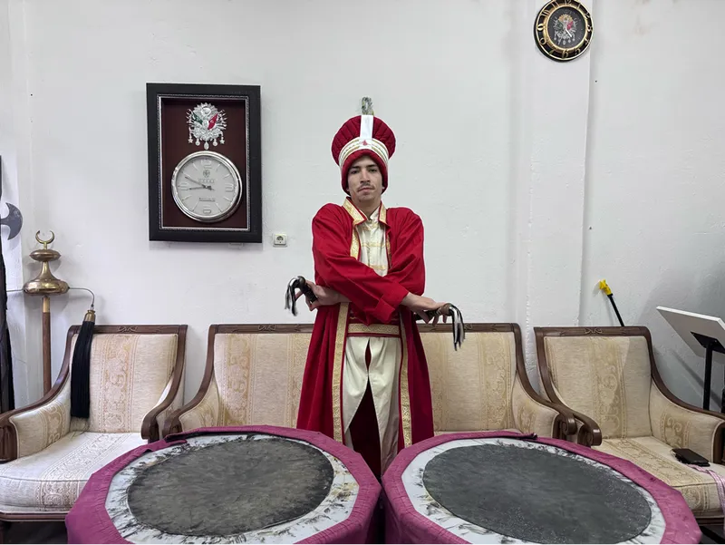 Genç Mehmet, sosyal medyada viral olan mehter performansını dizi setine taşıdı