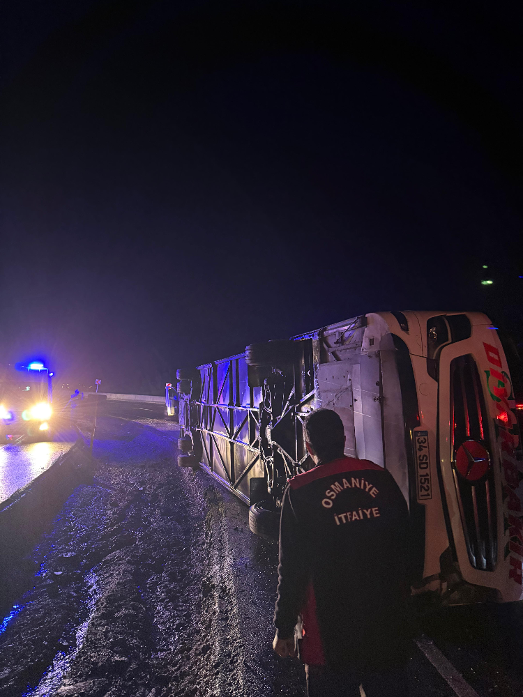 Osmaniye’de yolcu otobüsü devrildi, 3 yaralı