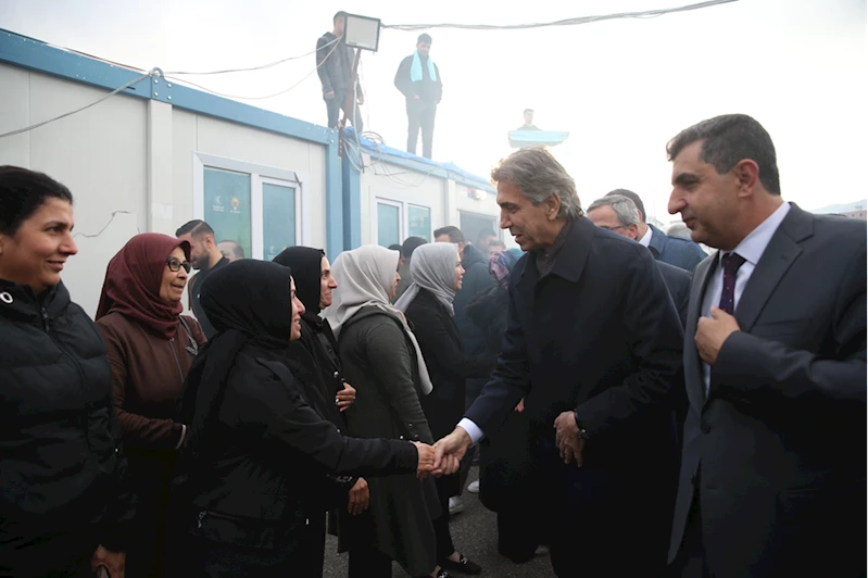 AK Parti Genel Başkan Yardımcısı Demir, partisinin Hatay İl Başkanlığında konuştu: