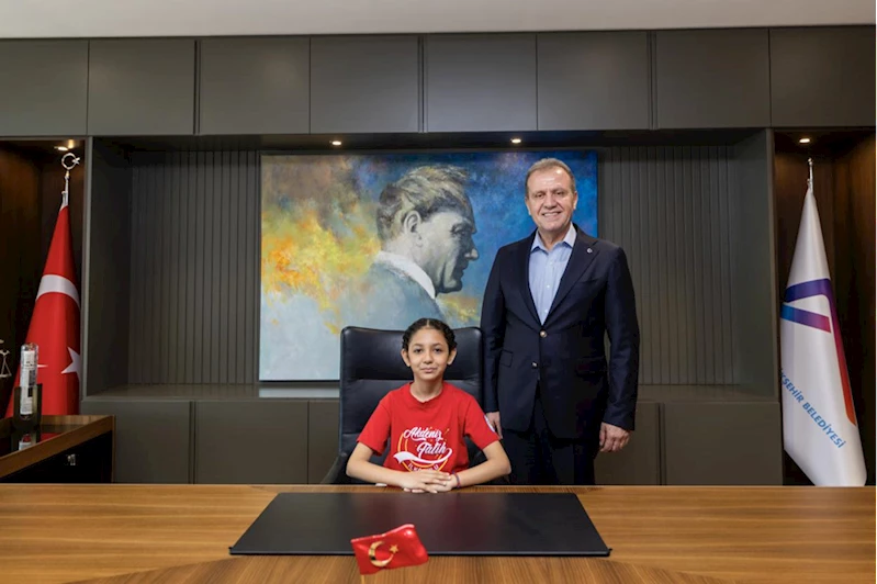 Mersin Büyükşehir Belediye Başkanı Seçer, koltuğunu ilkokul öğrencilerine devretti