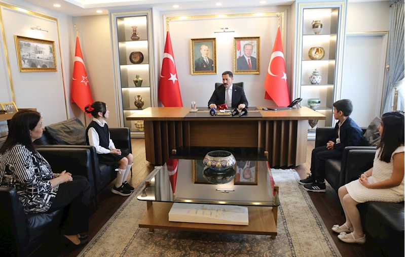 Adana ve Hatay valileri makam koltuklarını çocuklara devretti 