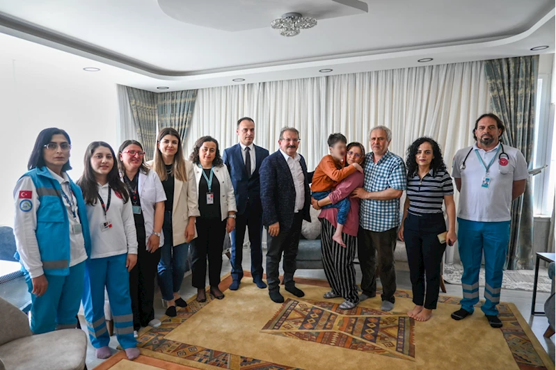 Antalya İl Sağlık Müdürü Özkan, engelli çocuk ile ailesini ziyaret etti