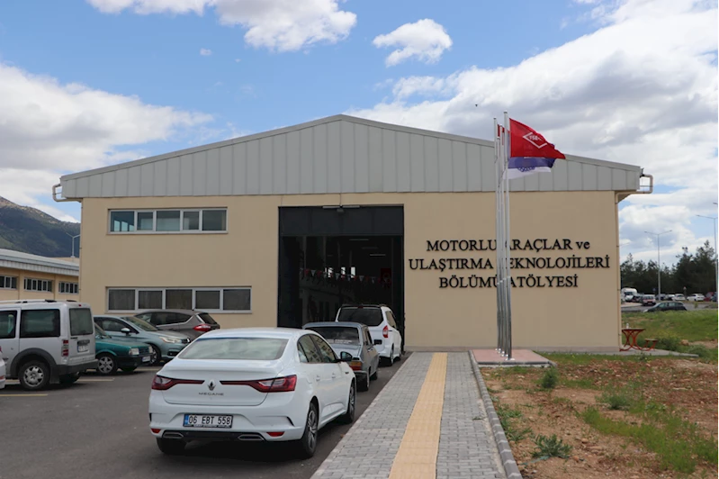 Üniversiteliler oto eksperliğini teorik ve pratik eğitimle öğreniyor