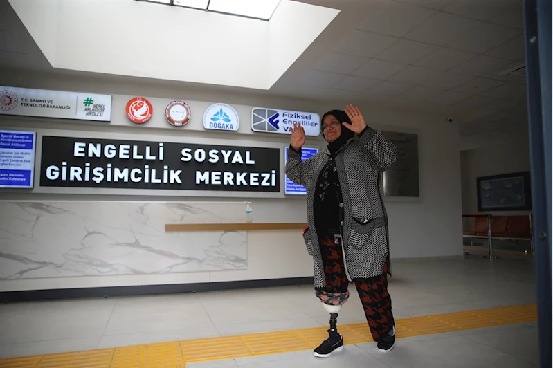 Depremden sonra bacağını kaybeden afetzede protezle yeniden ayağa kalktı