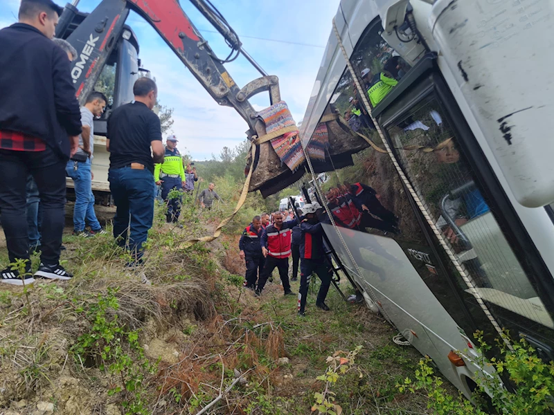 Yoldan çıkan ve devrilmemesi için traktörlere bağlanan midibüsteki 23 kişi kurtarıldı