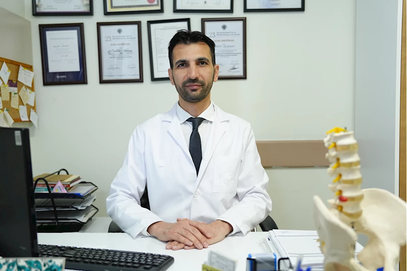 Masa başı çalışanlara omurga sağlığı için düzenli egzersiz önerisi