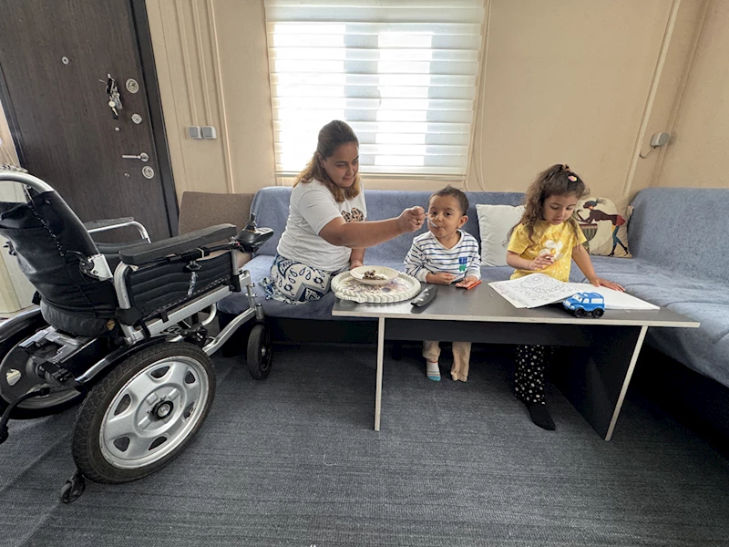 İki bacağı ampute edilen depremzede anne, biri engelli 2 evladıyla yaşama tutunuyor