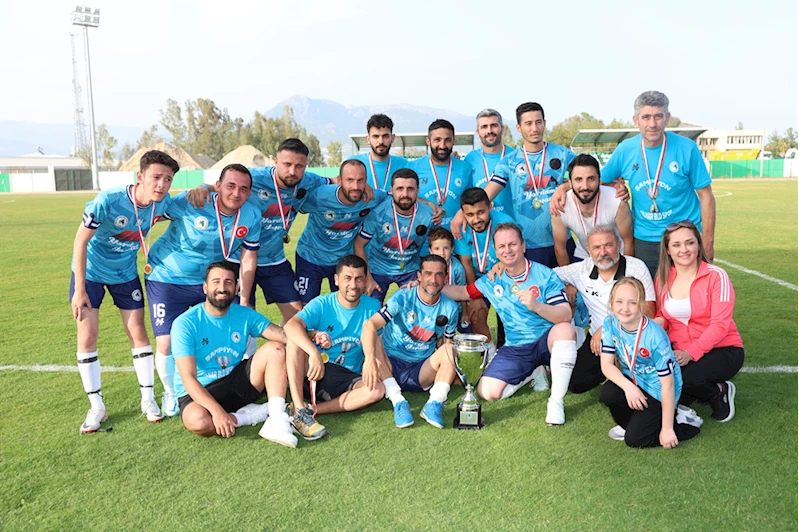 Gülnar Belediyespor şampiyonluk kupasını aldı