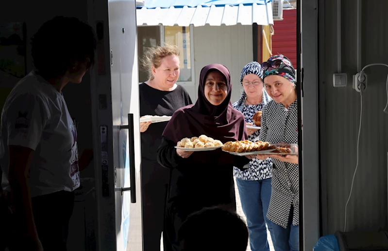 Farklı illerden anneler depremde öksüz kalan çocukları sevindirmek için Hatay