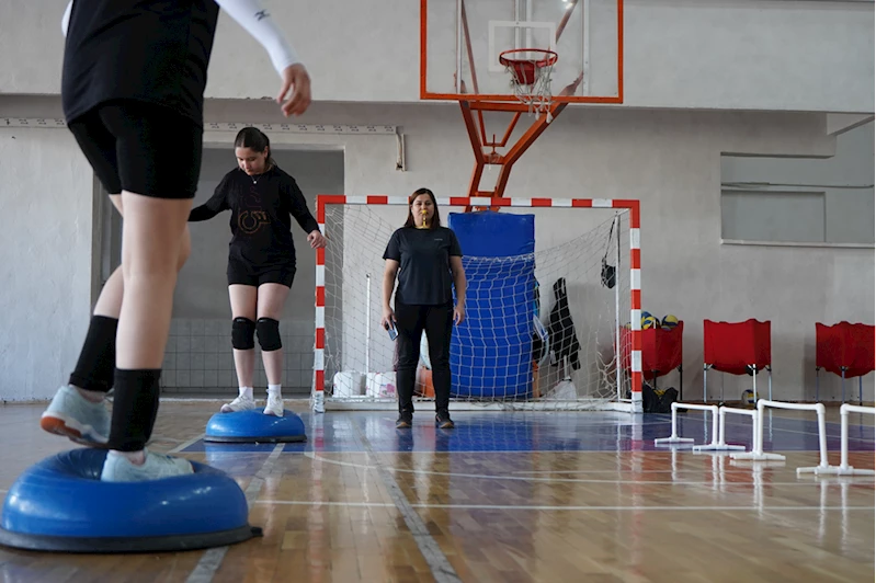 Voleybol antrenörü kadın hem salonda hem besihanede çalışıyor