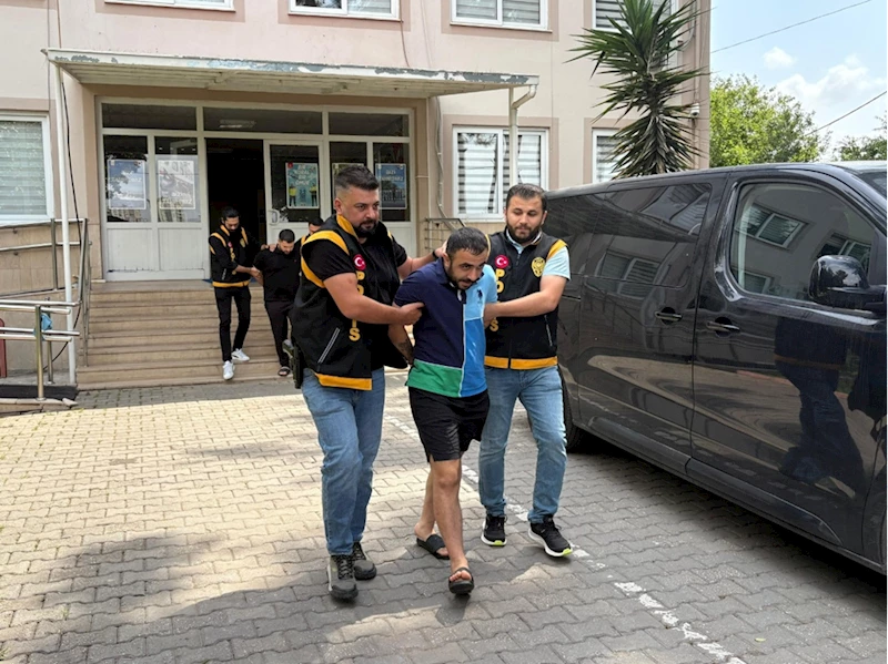 Kıraathane önünde oturan kişinin dolmuştan açılan ateş sonucu yaralanması kamerada