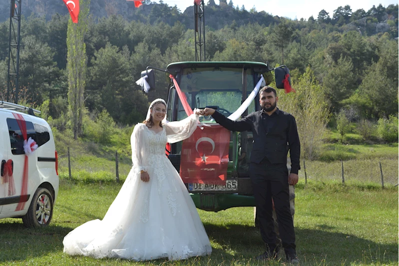 Adanalı çift traktörü düğün arabası yaptı 