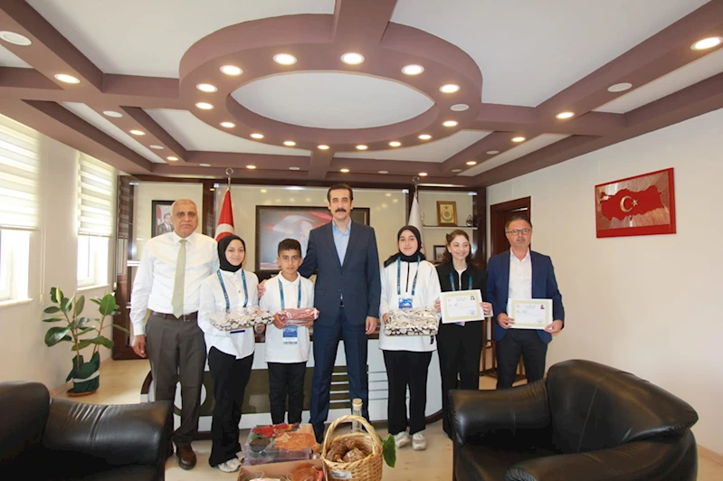 Kaymakam Topsakaloğlu TÜBİTAK yarışmasında başarılı olan öğrencilerle buluştu