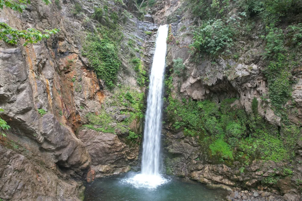 Amanos Dağları’nın eteğindeki Karaçay Şelalesi dron ile görüntülendi