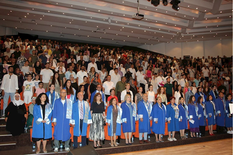 Lösemiyle mücadele eden genç, üniversite eğitimini fakülte birincisi olarak tamamladı